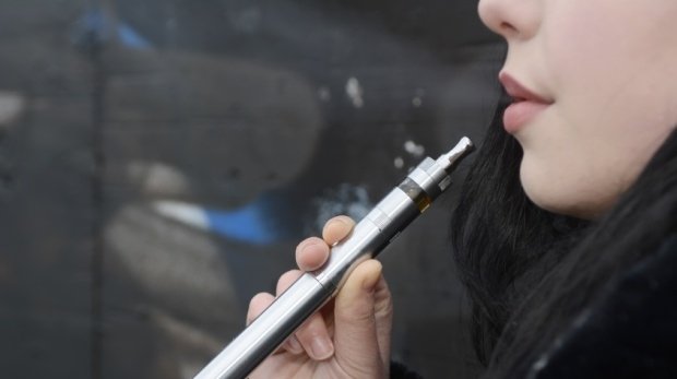 junge Frau mit E-Zigarette
