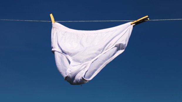 Eine Unterhose an einer Wäscheleine