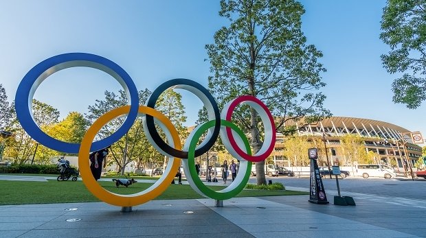 Das Wappen der Olympischen Spiele vor dem Stadion in Tokio