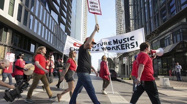 Angestellte von Youtube demonstrieren gegen die Back-To-Office-Policy bei Google.