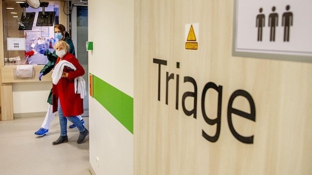 Tür mit der Aufschrift "Triage" in einem schweizer Krankenhaus