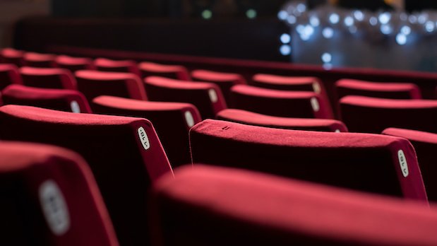 Leere rote Sessel in einem Theater