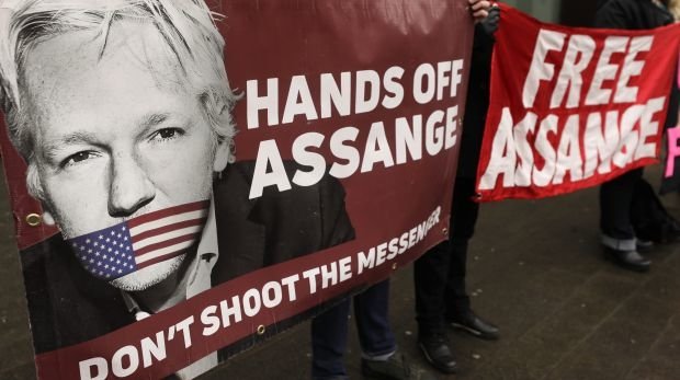 Demonstranten in London halten Banner gegen die Auslieferung Assanges