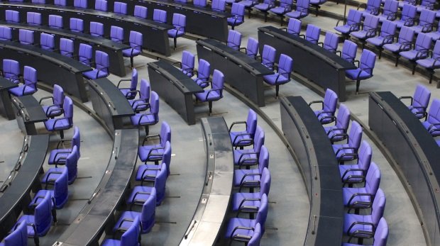 Leerer Plenarsaal des Deutschen Bundestags