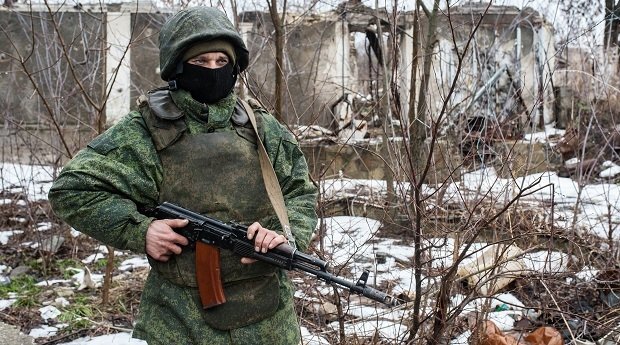 Ein Mann in Uniform in der Ukraine