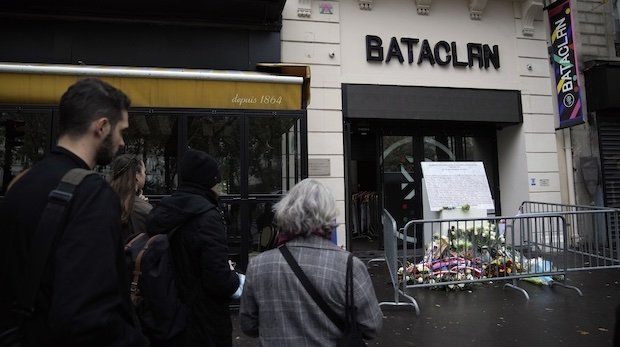 Kranz zum Gedenken der Opfer des Terrorangriffs auf den Konzertsaal Bataclan in Paris.