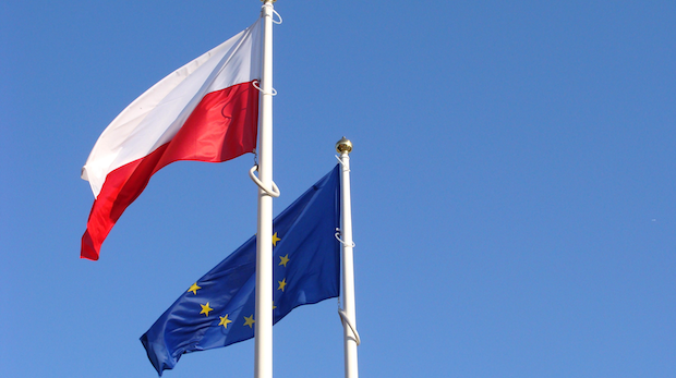 Flaggen der EU und Polen