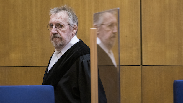 12.01.2021: Der Vorsitzende Richter Thomas Sagebiel betritt einen Gerichtssaal des Oberlandesgerichts.
