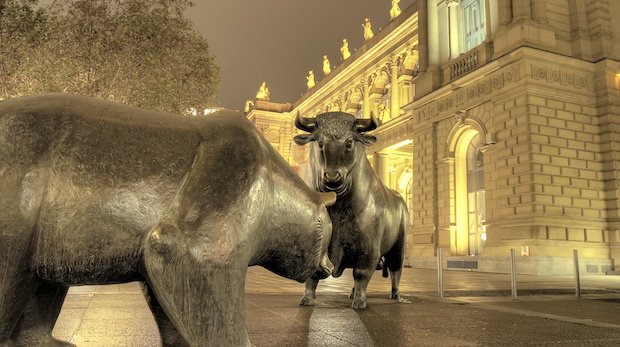 Bulle und Bär als Statuen vor der Frankfurter Börse.