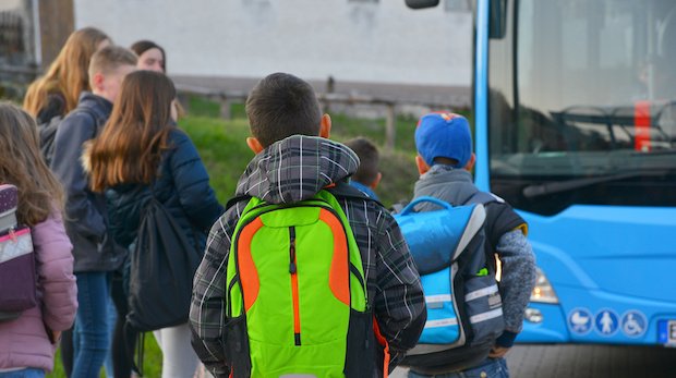Kinder auf dem Weg zum Schulbus