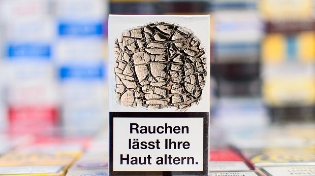 Zigarettenpackung mit Warnhinweis und Schockbild