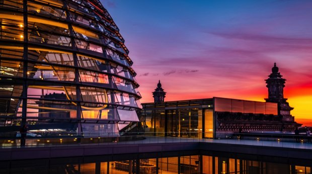 Kuppel auf dem Reichstagsgebäude im Abendlicht.