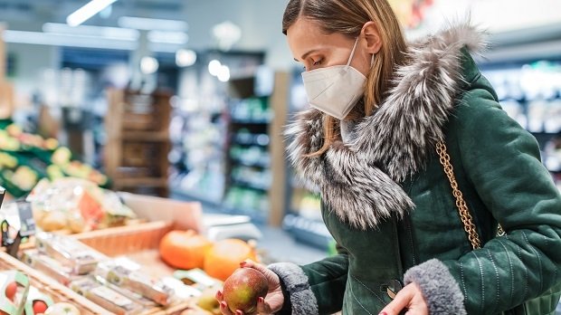 Frau mit FFP2-Maske im Supermarkt