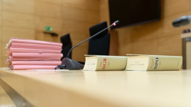 Bielefeld: Prozessakten liegen auf einem Tisch im Landgericht.