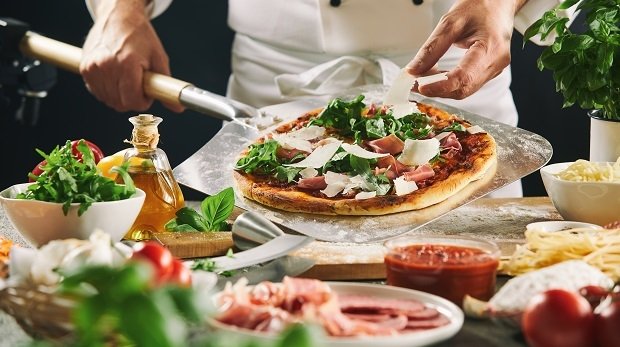 Vorbereitung einer italienischen Pizza
