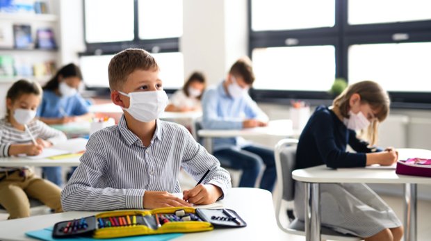 Schüler mit Masken im Unterricht (Symbolbild)