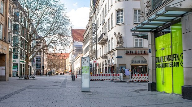 Eine leere Einkaufsstraße in der Münchner Innenstadt während der Ausgangsbeschränkungen