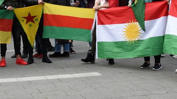 Demonstranten mit kurdischen Fahnen