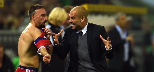 Pep Guardiola (r.) gibt Franck Ribéry Anweisungen, hier während des Spiels gegen Borussia Mönchengladbach