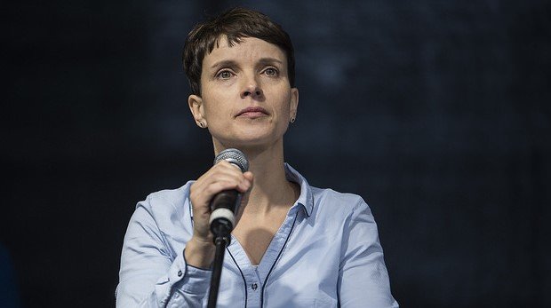 Frauke Petry am 7. November 2015 mit Mikrophon in der Hand
