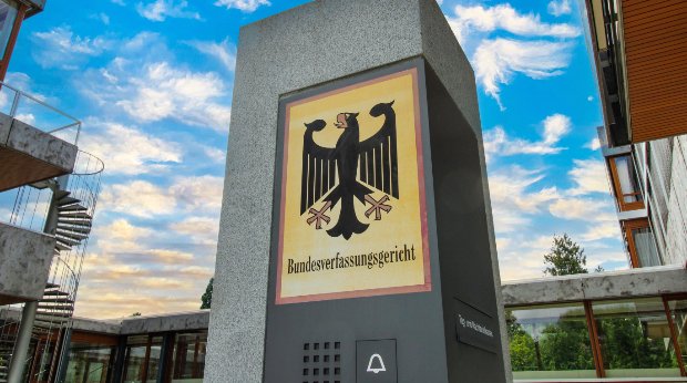 Nahaufnahme vom bekannten Briefkasten des Bundesverfassungsgerichts in Karlsruhe (Composing mit ausgetauschtem Himmel)