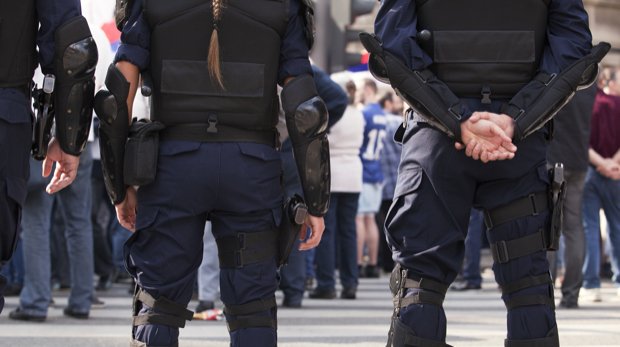 Polizisten mit schusssicheren Westen sperren Straße ab (Symbolbild)
