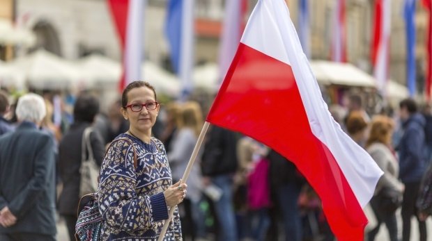 Frau mit Flagge Polens