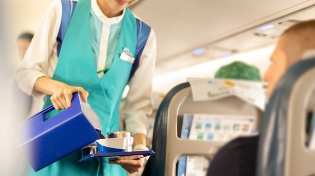 Flugbegleiterin schenkt Kaffee ein (Symbolbild)