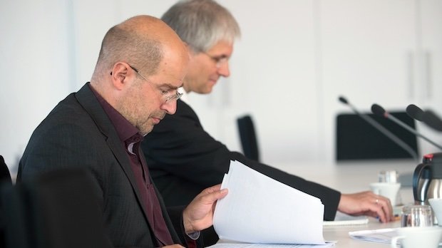Heinrich Amadeus Wolff (l) am 09.09.2016 im Brandenburger Landtag als Sachverständiger im NSU-Ausschuss