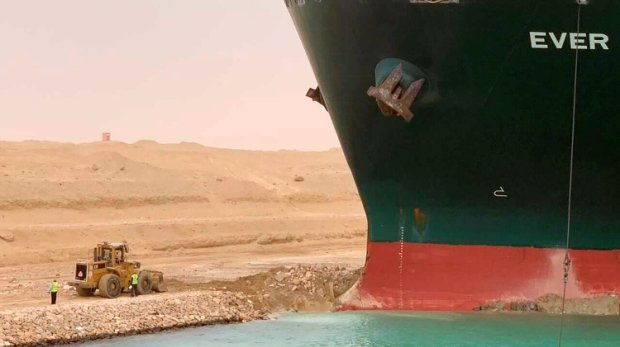 Containerschiff Ever Given steckt am 24.03.2021 im Suezkanal fest