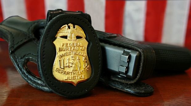 FBI-Marke und Dienstwaffe
