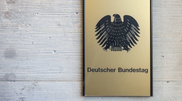 Schild mit Bundesadler und Schriftzug "Deutscher Bundestag"