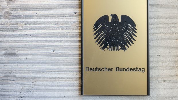 Schild mit Bundesadler und Schriftzug "Deutscher Bundestag"
