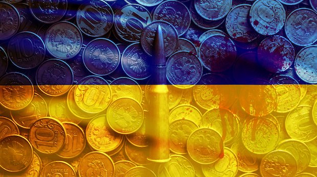 Transparente Ukrainische Flagge mit blutigen Münzen und einer Patrone im Hintergrund