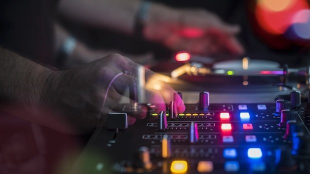 DJ-Pult in einem Club