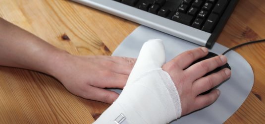 Verletzte Hand mit Computermaus 