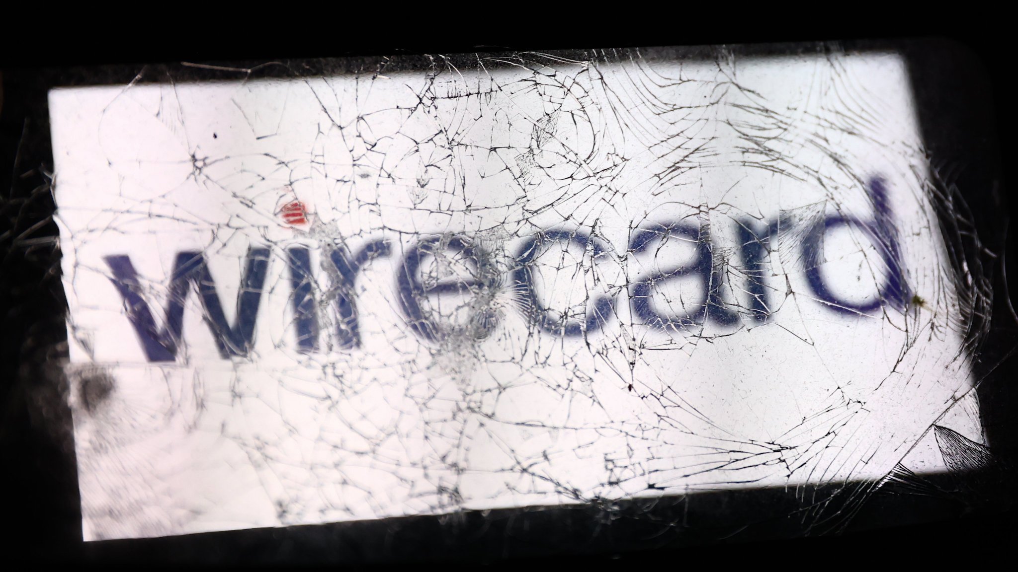 Handy mit Wirecard-Logo und zersplittertem Display