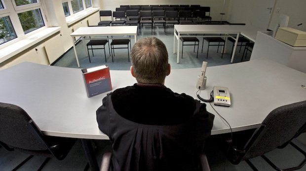 Ein Richter sitzt in einem Verhandlungssaal des VG Berlin