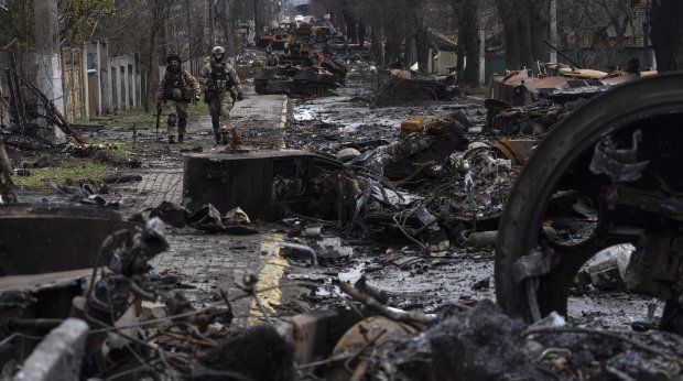 Zerstörte Panzer in Butscha, Ukraine, am 3. April 2022.