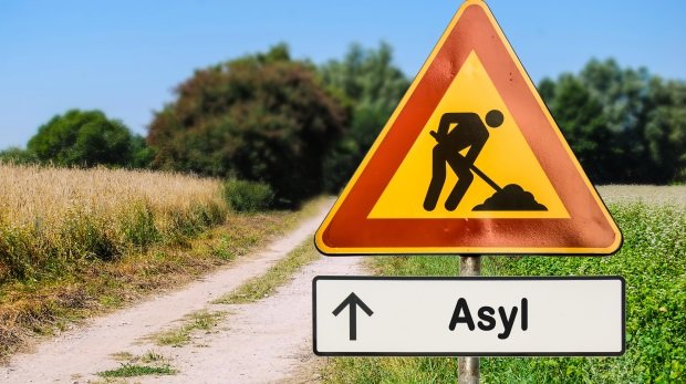 Schild "Bauarbeiten" und "Asyl"