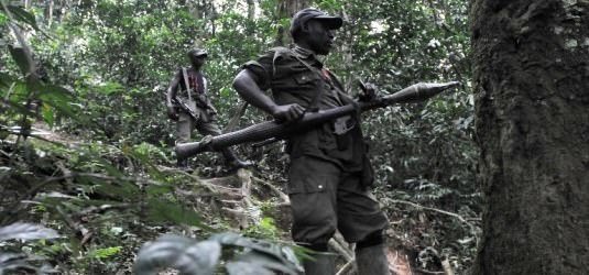 Zwei ruandische Hutu FDLR Rebellen auf Patroullie