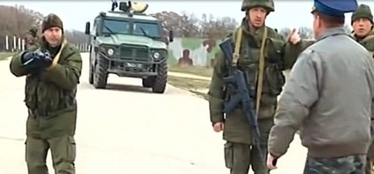 Bild des ukrainischen TV-Senders ATR: Konfrontation zwischen ukrainischen Soldaten und einem russischen Soldaten (04.03.2014)