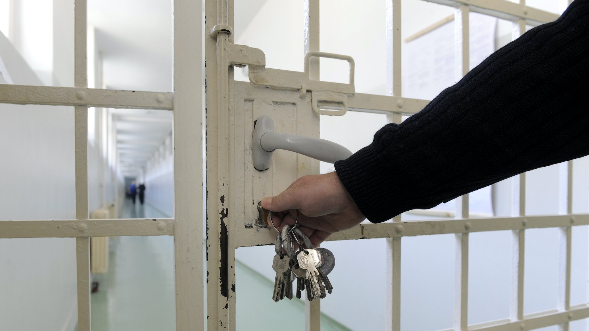 Tür auf einem Flur in einer Haftanstalt
