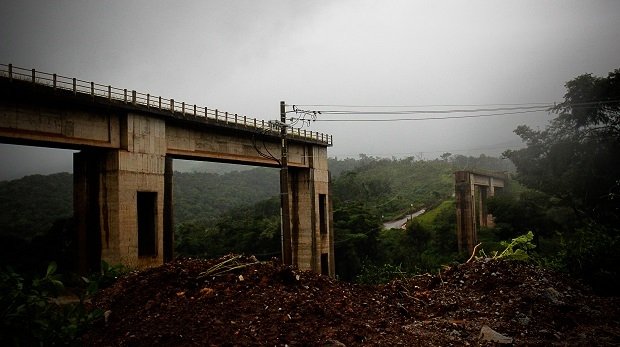 Teile der durch den Dammbruch zerstörten Brücke. Der Damm an der Mine Córrego do Feijão brach am 25. Januar 2019.