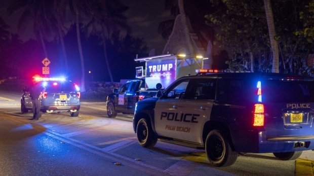 Die Polizei von Palm Beach County steht vor dem Haus des ehemaligen Präsidenten Donald Trump in Florida
