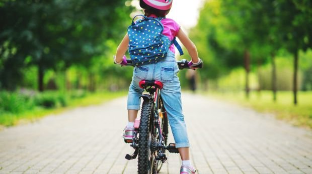 Kind auf einem Fahrrad (Symbolbild)