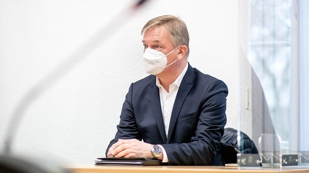 Matthias Brückmann, früherer Vorstandsvorsitzender des Energieversorgers EWE, am 01.04.2022 in einem Gerichtssaal des LG Oldenburg
