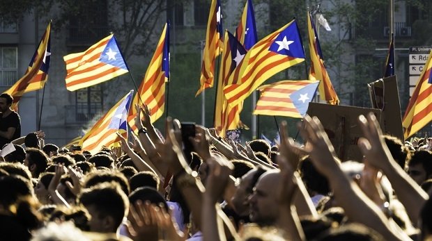 Demonstranten mit katalanischen Fahnen