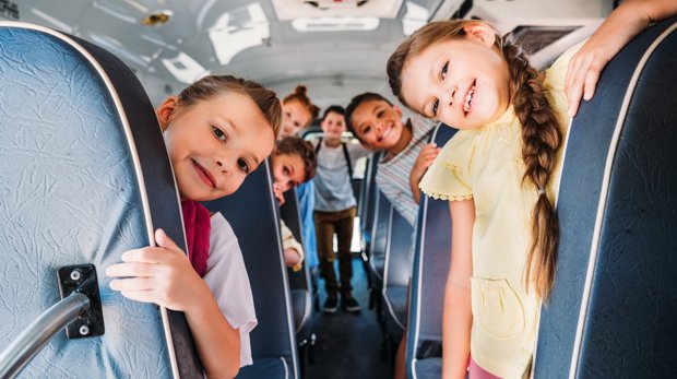 Kinder in einem Schulbus (Symbolbild)
