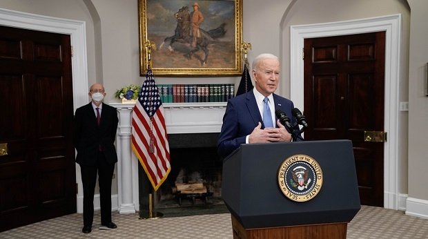 Joe Biden und Stephen Breyer infomieren die Öffentlichkeit im Weißen Haus.